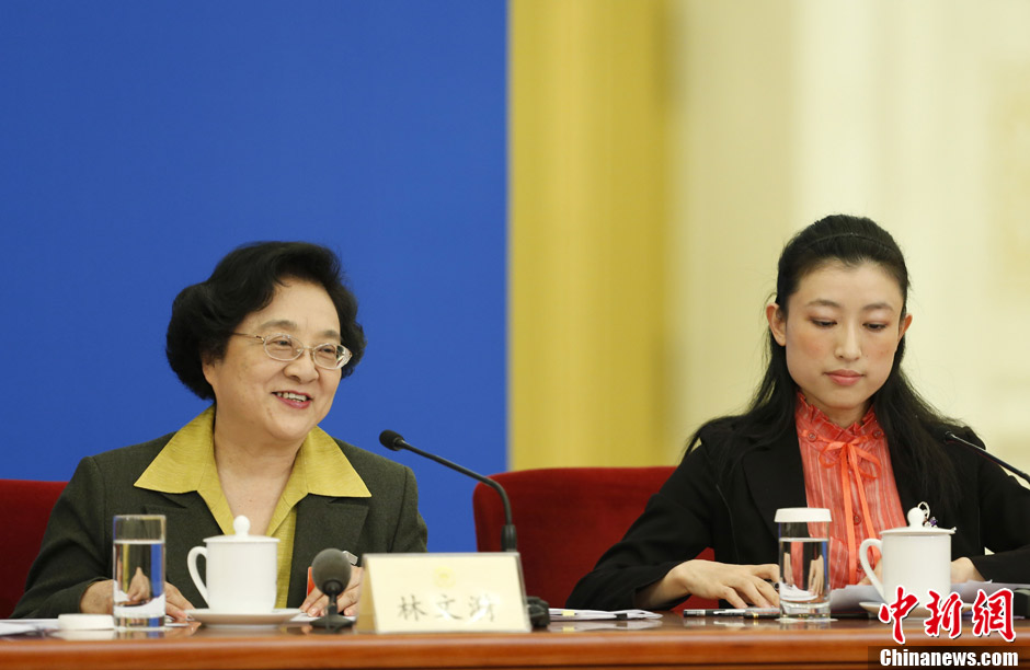 靓丽的女主席与女翻译