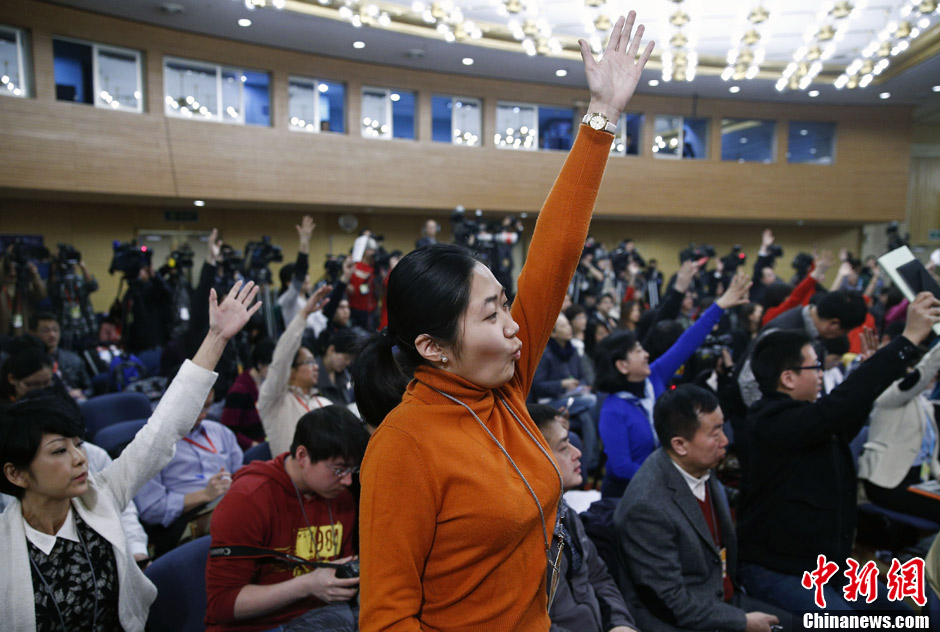 两会花絮女记者屏气提问