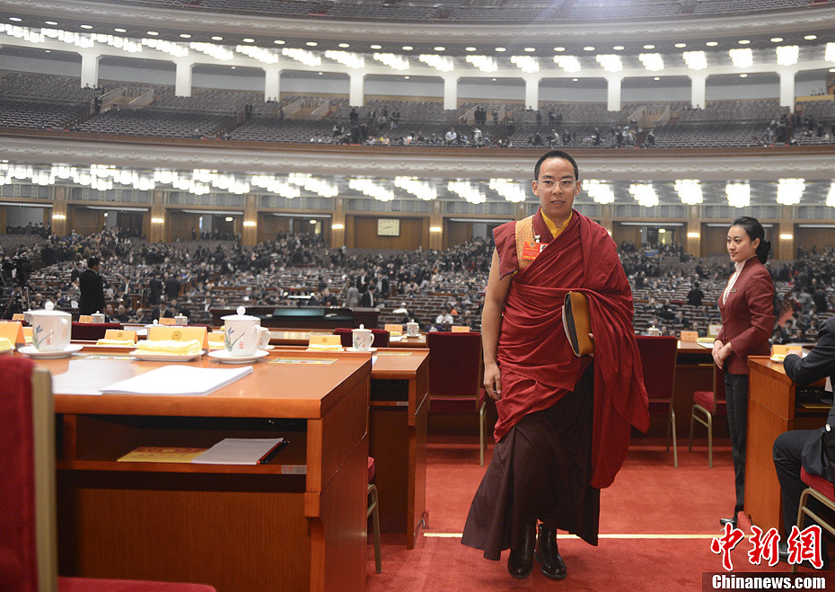 班禅步上主席台