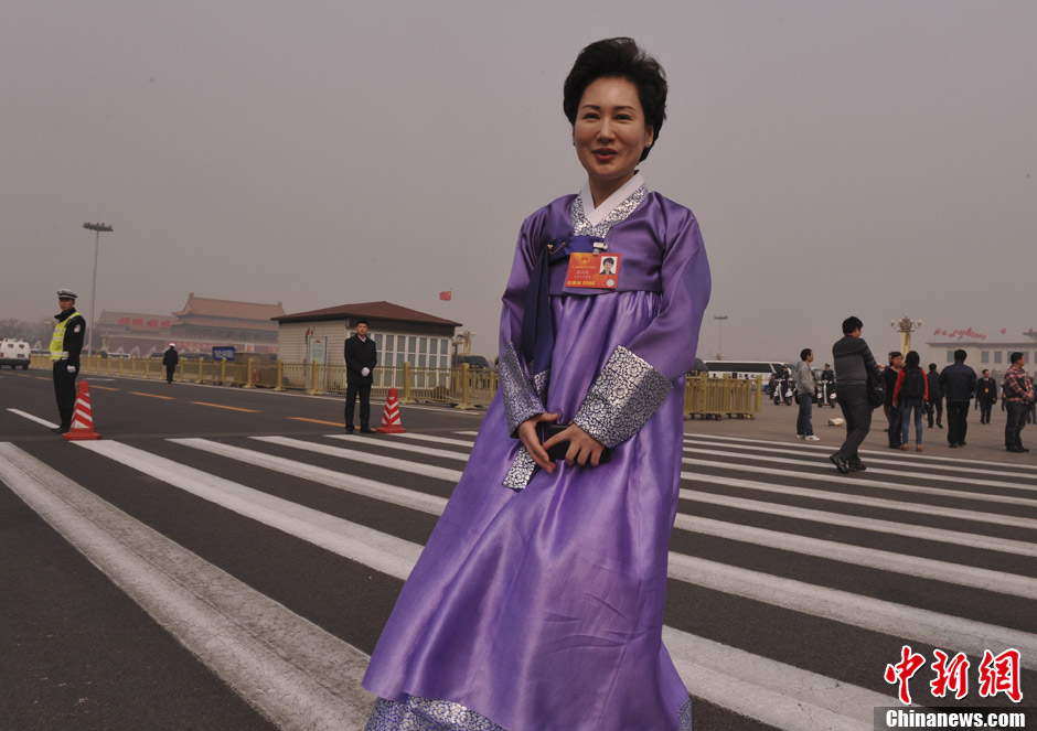 两会花絮朝鲜族女代表参会