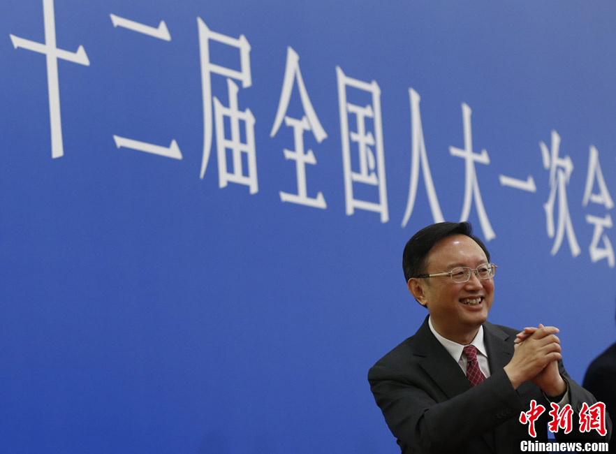 杨洁篪抱拳向记者告别