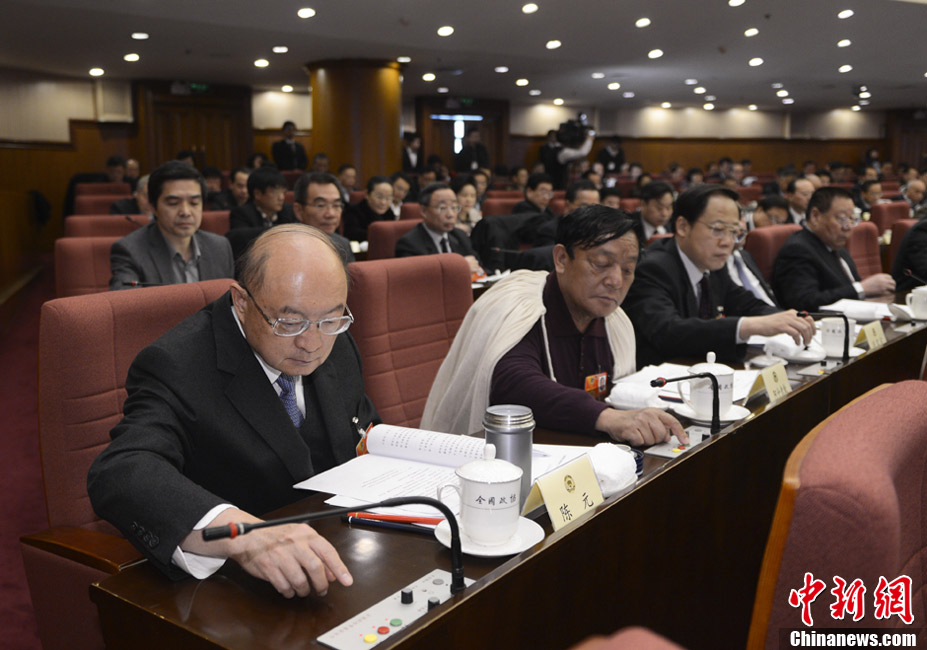 全国政协十二届一次会议主席团第三次会议举行