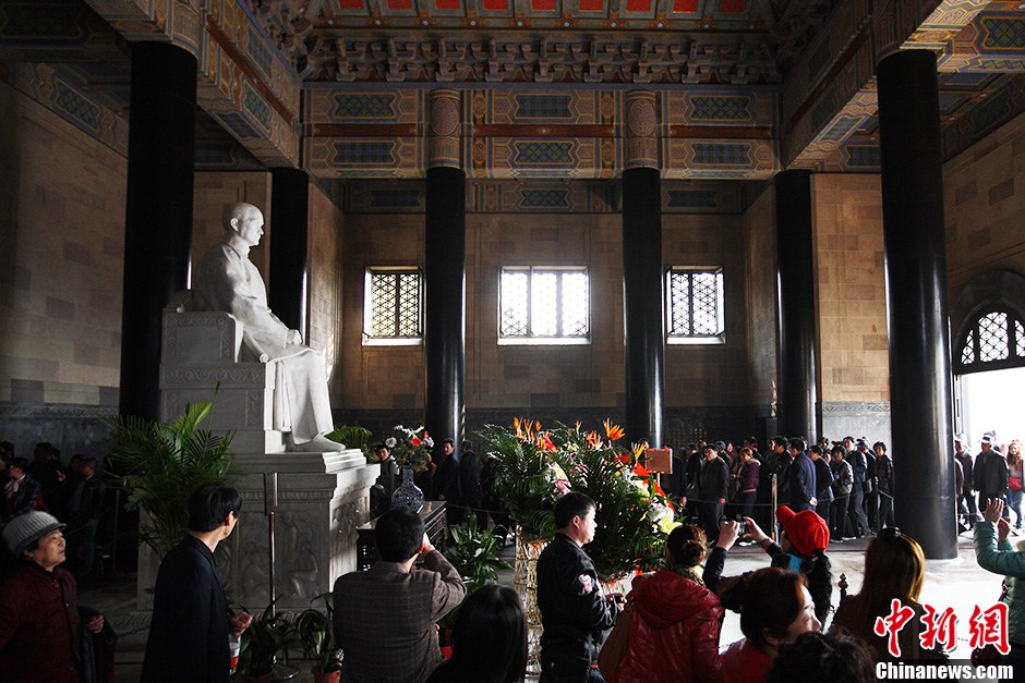 孙中山逝世88周年社会各界拜谒南京中山陵