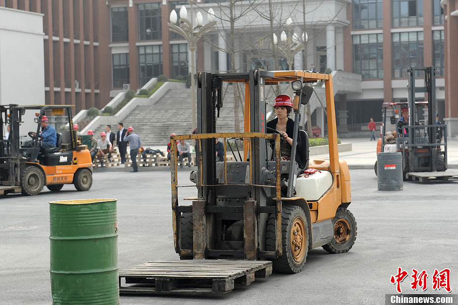 成都美女驾叉车秀绝技