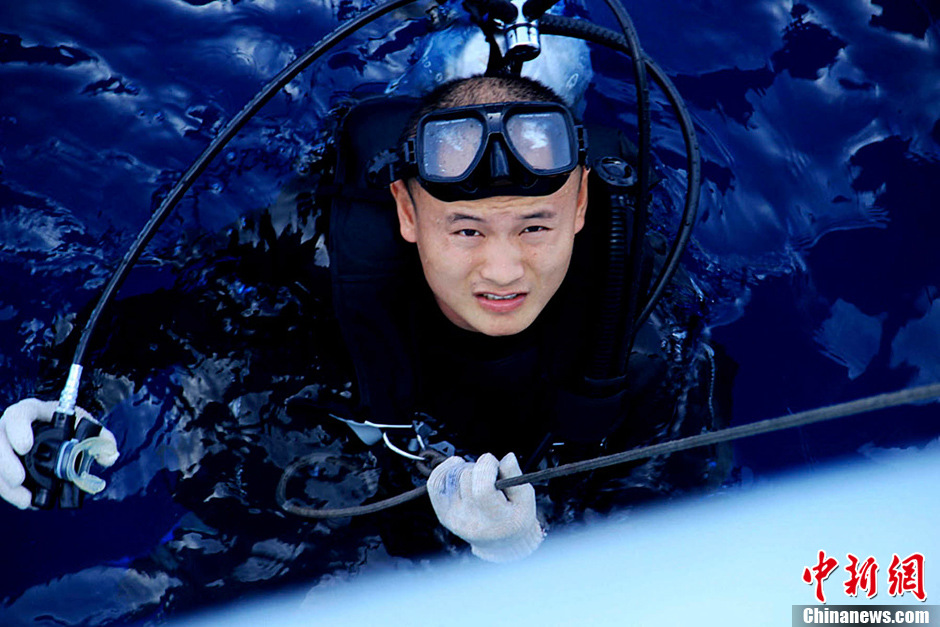 中国海军第十四批护航编队潜水员首次下潜执行任务