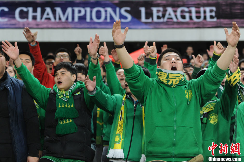 亚冠联赛国安断箭热情球迷主场助威呐喊