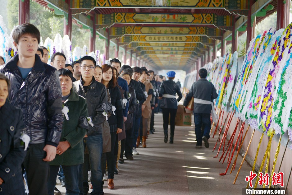 华西村原党委书记吴仁宝逝世村民自发前往悼念