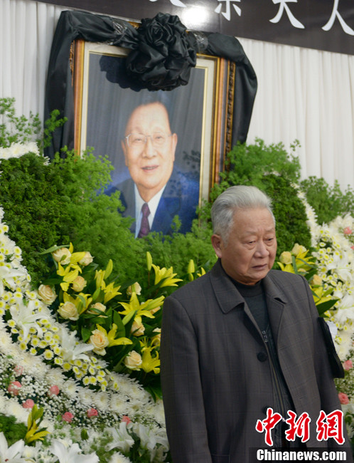 华西村原党委书记吴仁宝逝世村民自发前往悼念