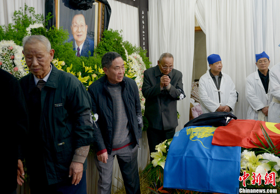 华西村原党委书记吴仁宝逝世村民自发前往悼念