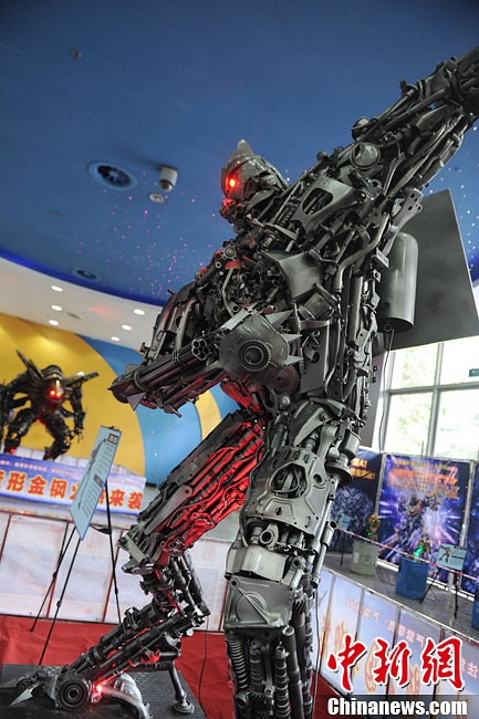 30多吨汽车废铁打造变形金刚集体亮相成都