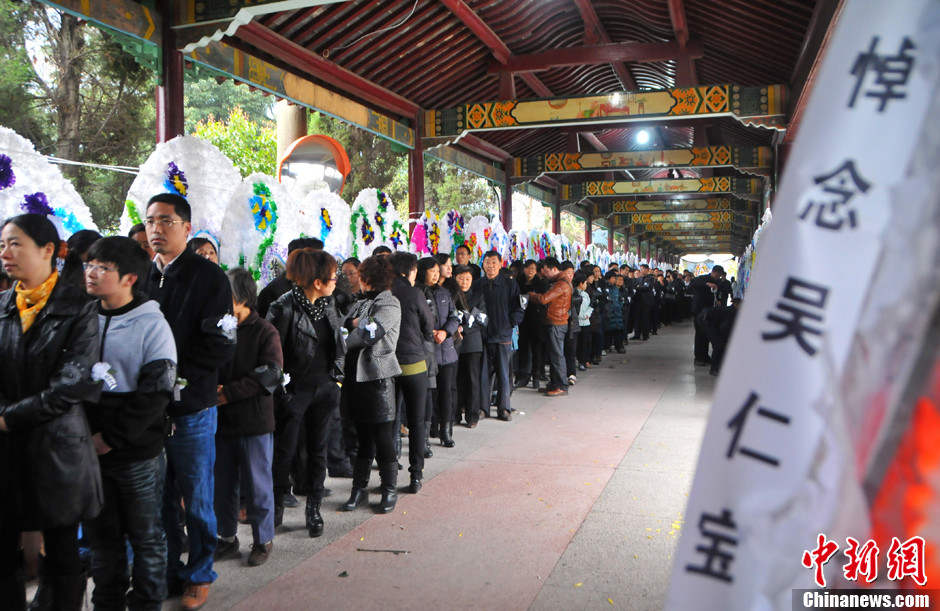 民众吊唁吴仁宝神情凝重哽咽落泪