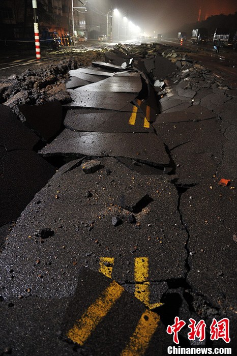 江西南昌地下管道爆炸百米路面炸裂