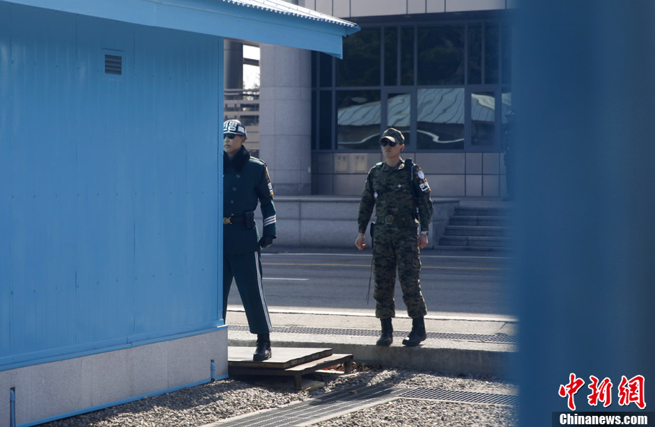 三八线附近见闻板门店韩军士兵认真执勤