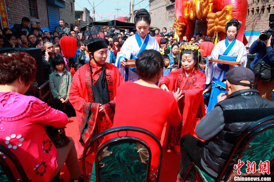 山西新人举办传统汉式婚礼