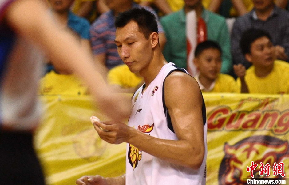 血洒赛场纯爷们历数本赛季易建联的流血事件