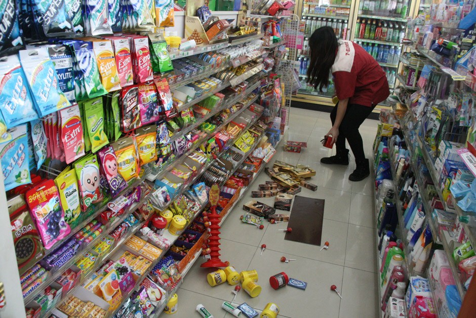 台湾南投发生6级以上地震 超市货物掉落一地