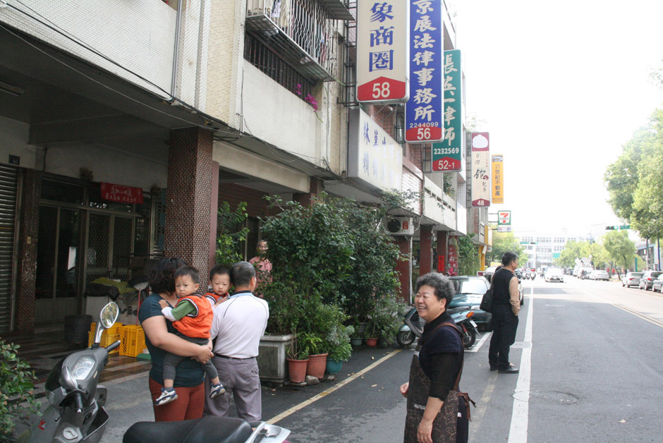 台湾南投发生6级以上地震 民众室外避险