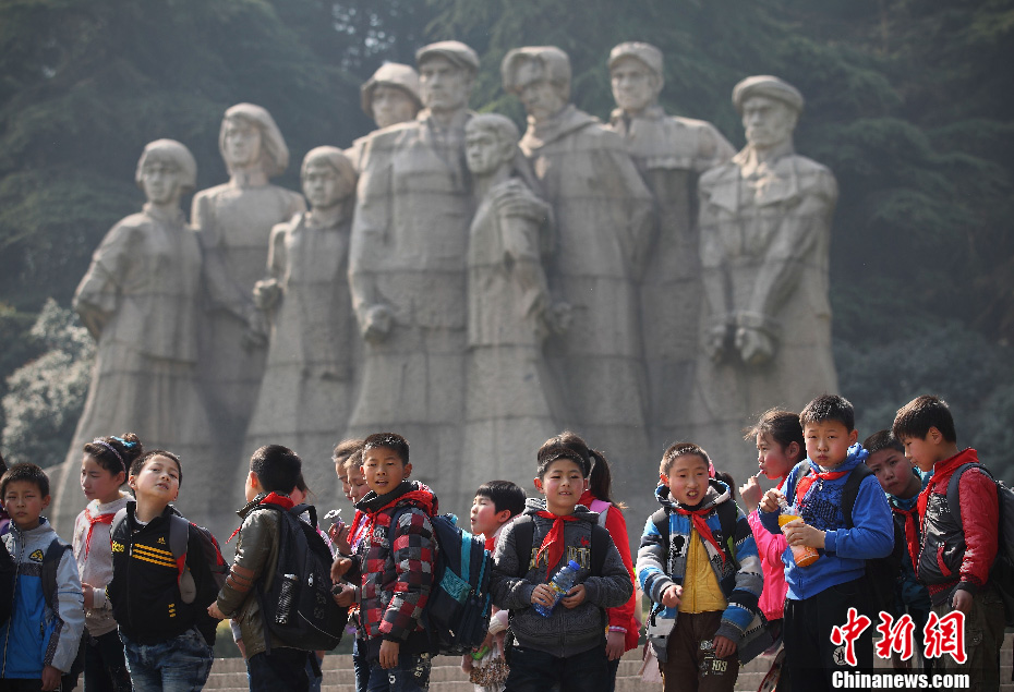 4月2日,一群孩子在雨花台烈士群像前参观.