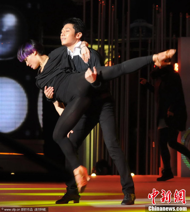 撒贝宁怀抱女舞者秀高难度贴身热舞