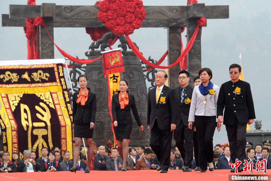 图为台湾新党主席郁慕明上台敬献花篮.张远 摄发布时间:2013-04