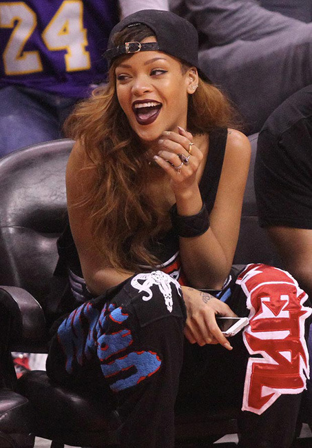 蕾哈娜nba现场无心观赛频补妆