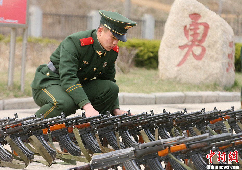 武警烟台支队举行新兵授枪仪式