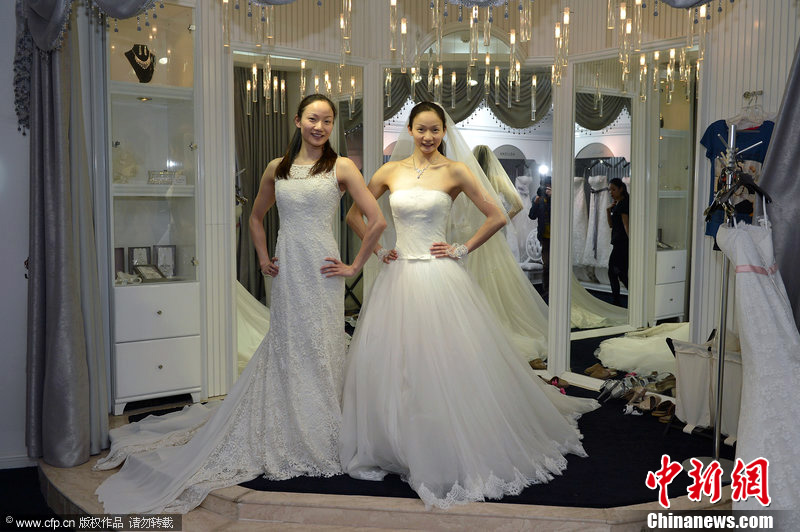 花游姐妹花将同办婚礼蒋文文蒋婷婷共选婚纱