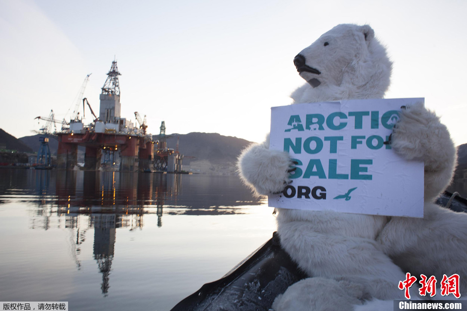 挪威环保人士变身“北极熊” 爬钻井架呼吁保护北极 