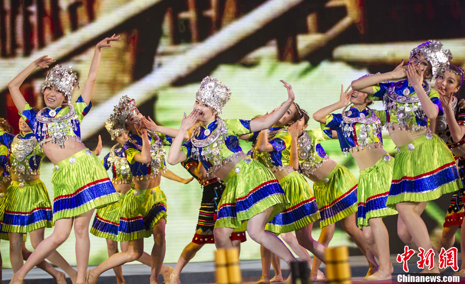 海南黎苗族同胞欢庆传统节日三月三