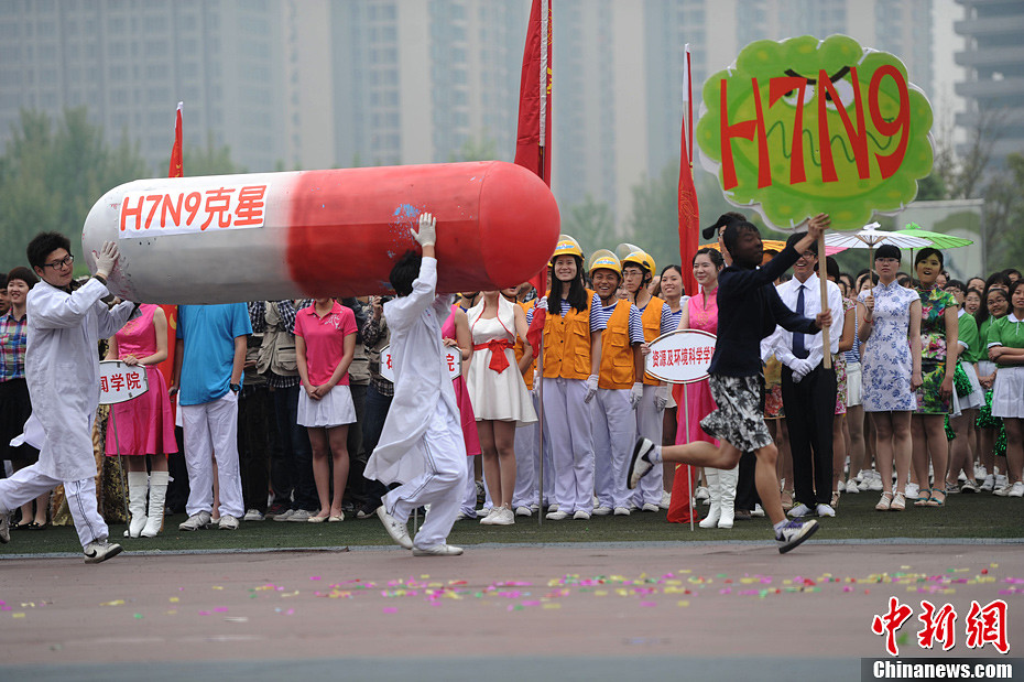 重庆大学运动会开幕式搞怪装扮雷翻观众