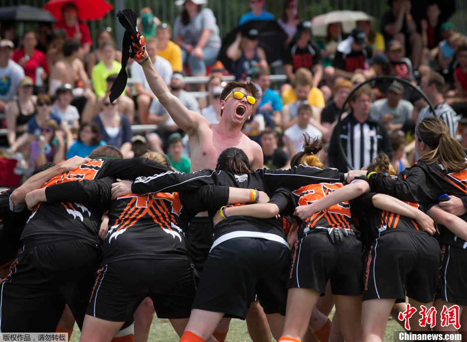 美佛州举行魁地奇世界杯骑扫帚满场飞