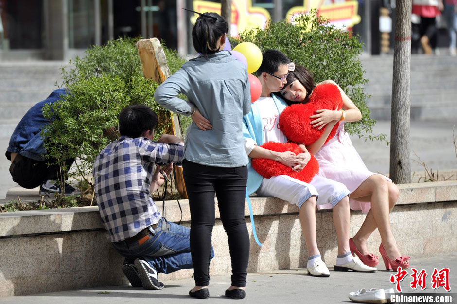 山西太原迎31高温天情侣烈日下晒幸福