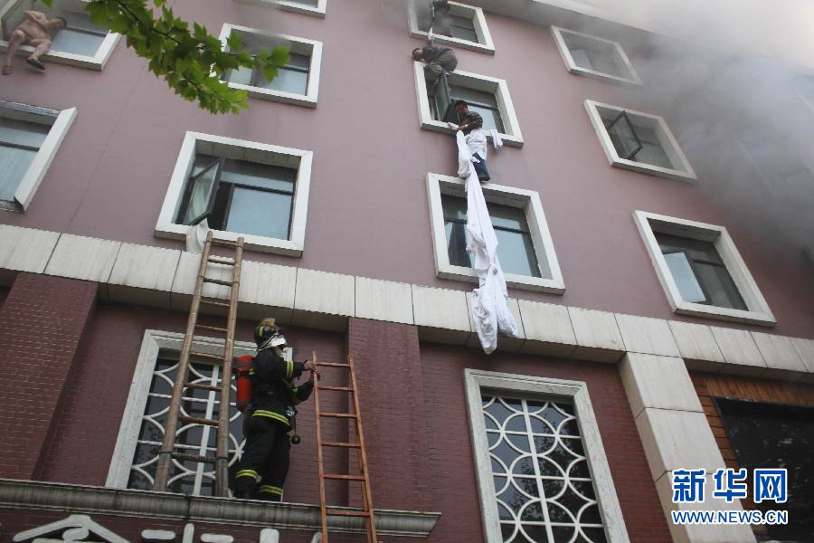 直击襄阳火灾现场住客爬窗逃生