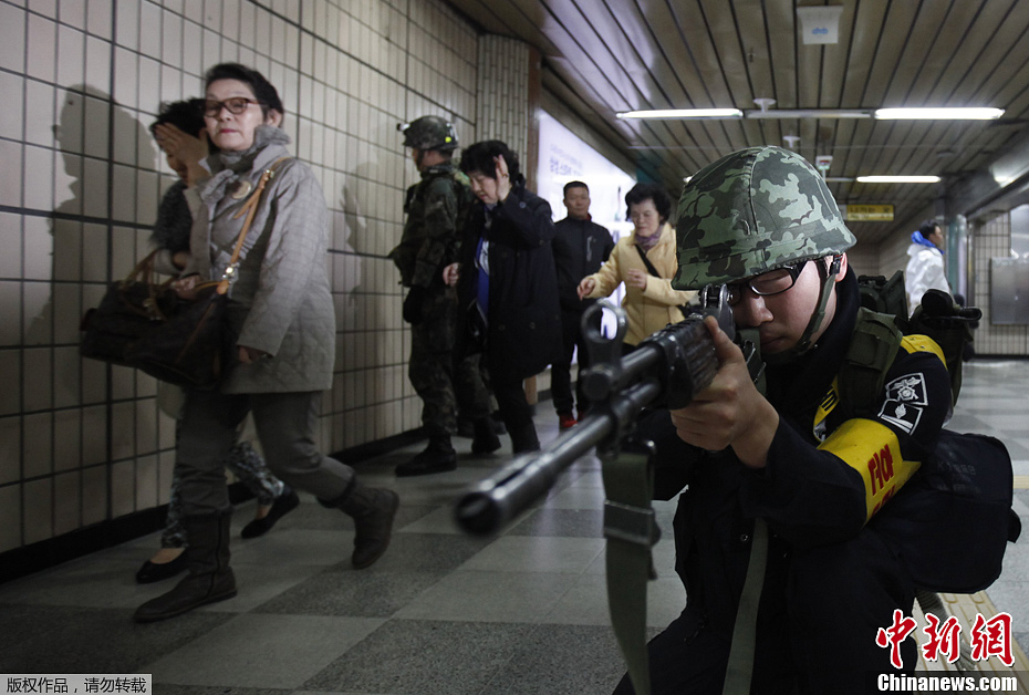 韩国地铁反恐演习 站台瞬间变“战场”