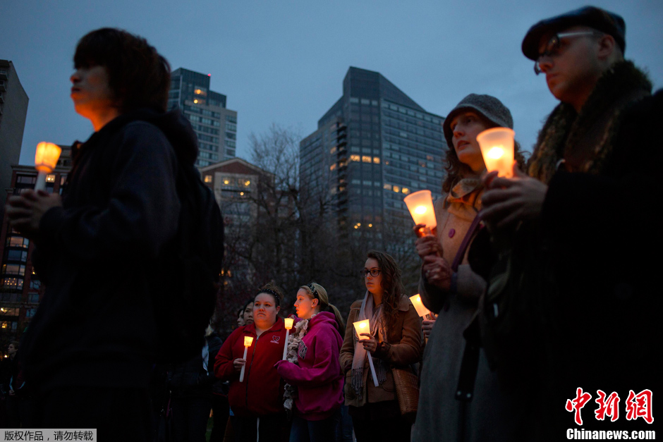 美民众举办烛光守夜 为波士顿爆炸死伤者祈福  