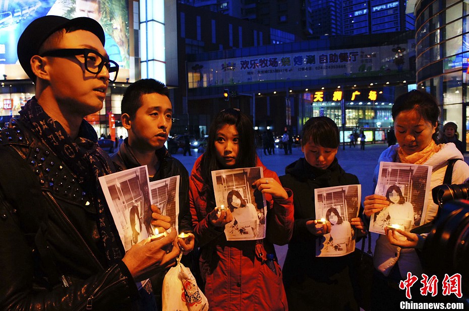 沈阳市民街头悼念美国爆炸案遇难中国留学生
