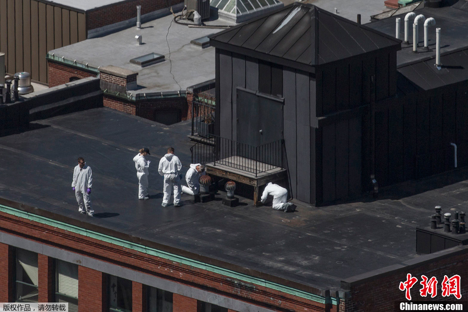 美调查人员波士顿爆炸点附近屋顶收集证据