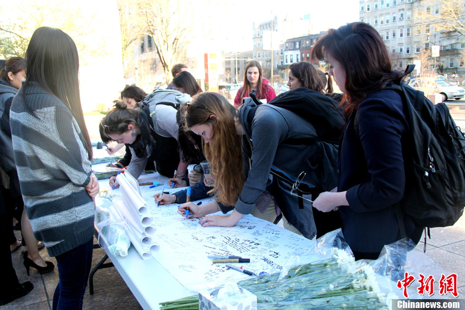 波士顿大学举行追思会 悼念爆炸案遇难中国女留学生