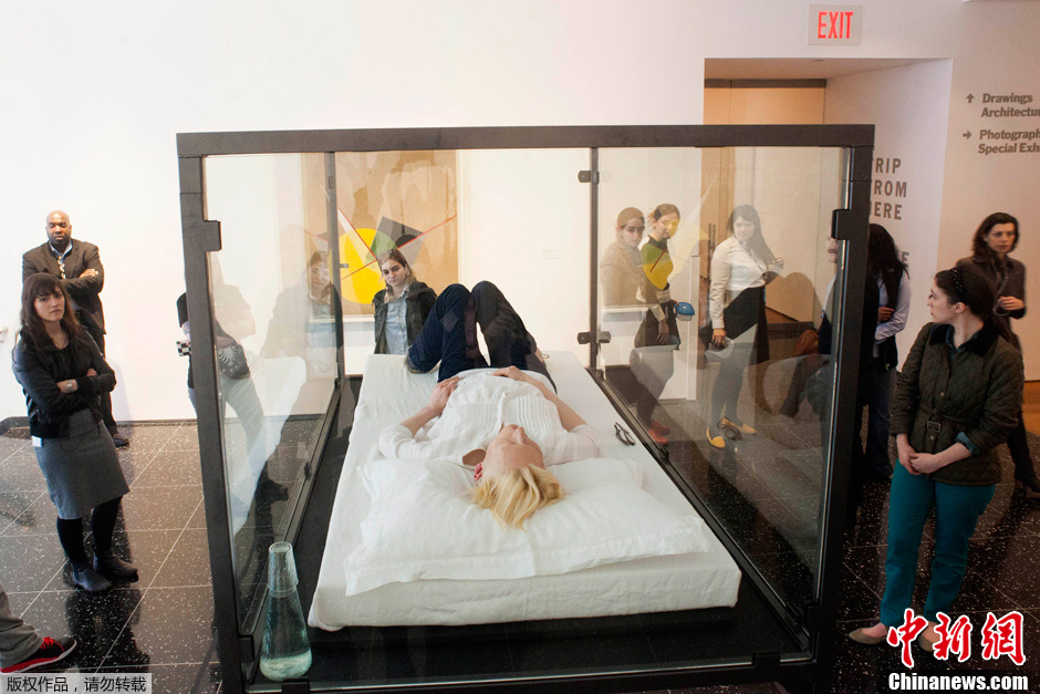 女星蒂尔达·斯文顿化身“睡美人” 箱内上演行为艺术 