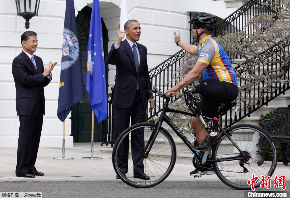 奥巴马参加伤残士兵骑车比赛 为选手加油打气