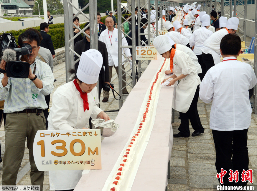 日本东京制作出世界最长蛋糕卷 长度超130米