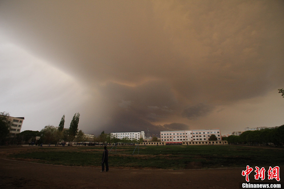 短时沙尘暴与雷雨齐袭新疆博湖