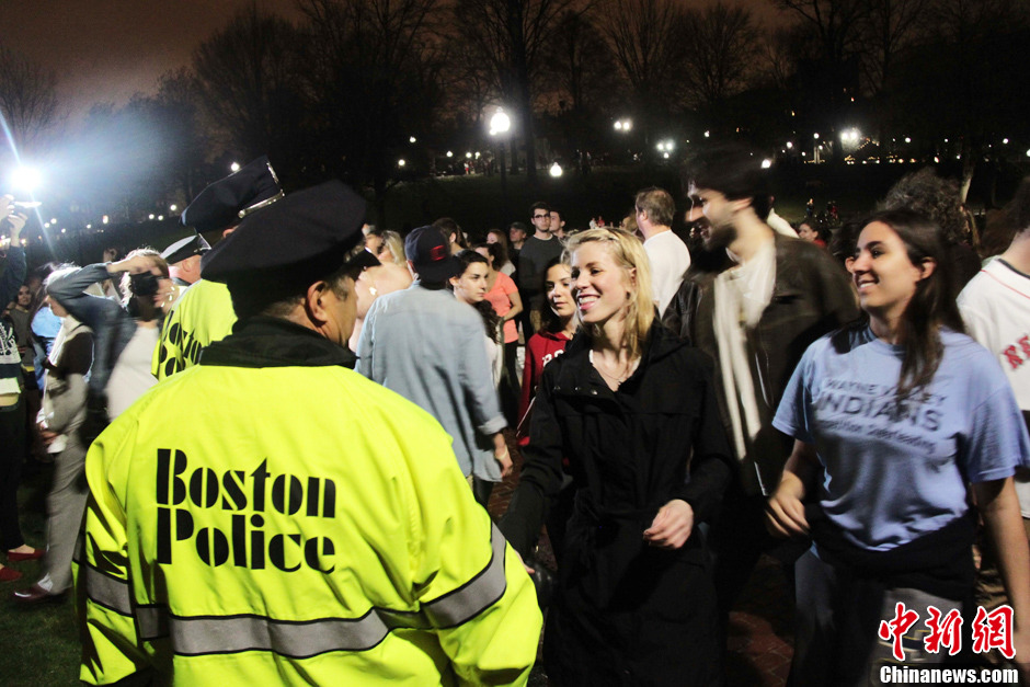 波士顿爆炸案在逃嫌疑人被警方抓获 民众祝贺