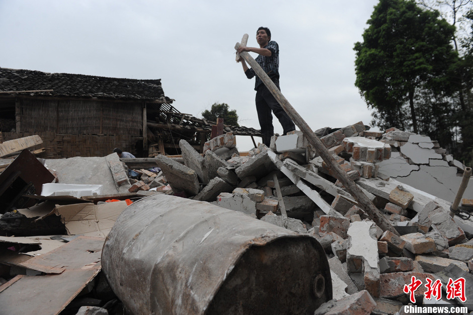 直击四川雅安芦山地震芦山大地满目疮痍 中新网