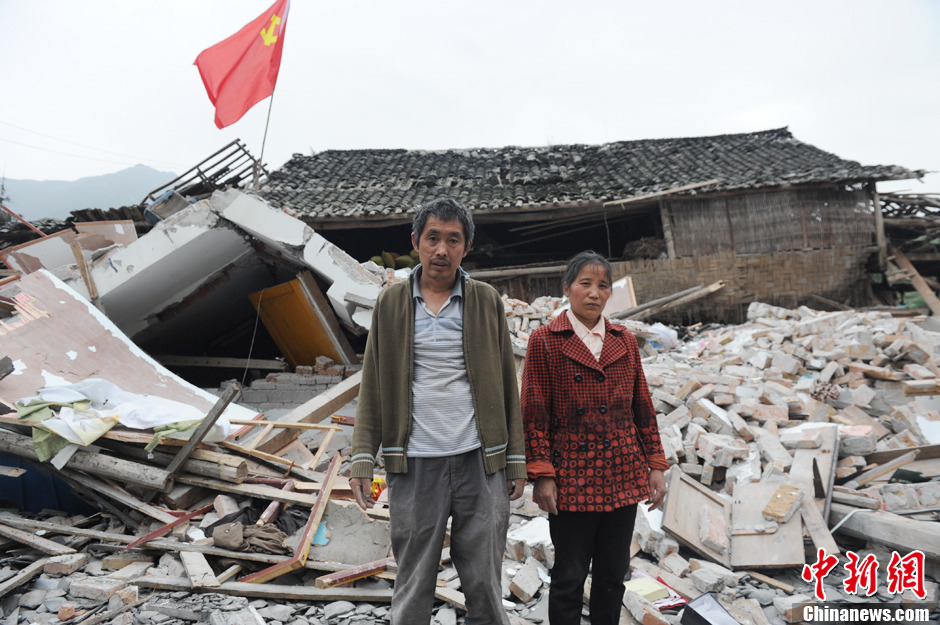 直击震区 芦山地震废墟前的人物肖像 中新网