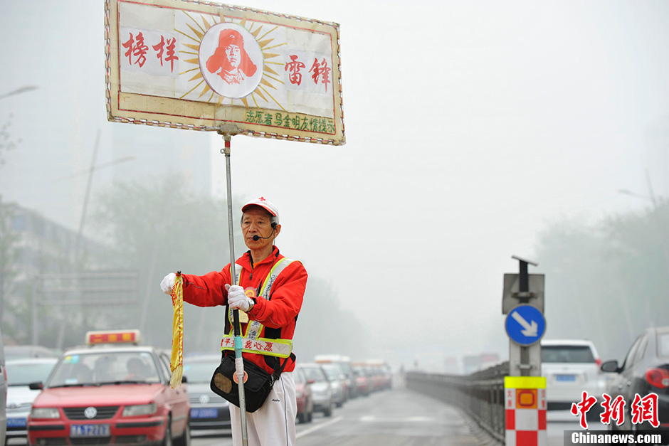 山西七旬志愿者雾天协警疏导交通