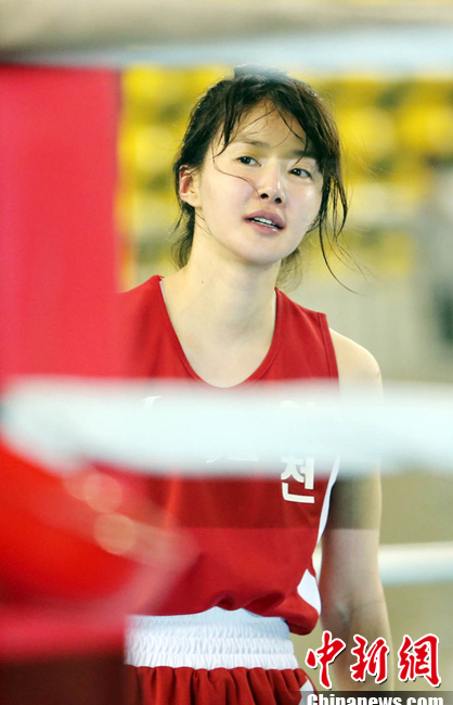 李诗英出战韩国女子拳击队资格赛 获胜入选喜极而泣 