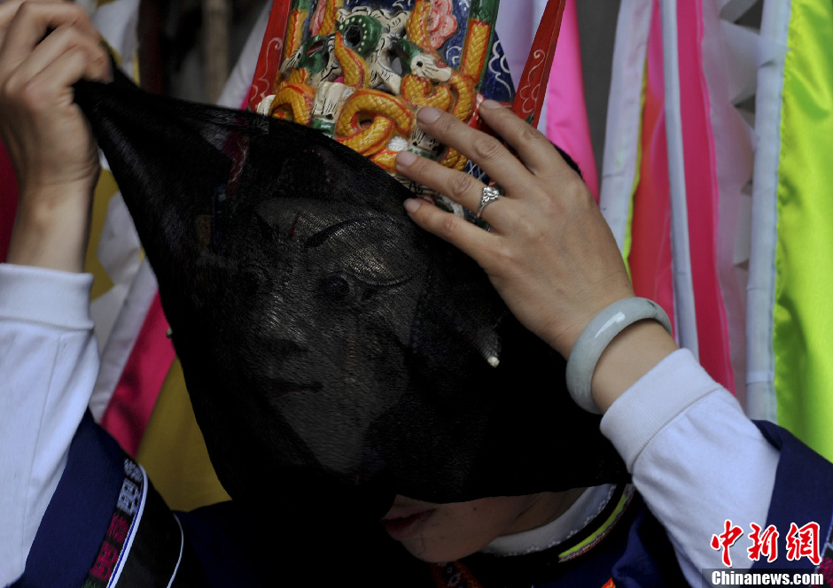 贵州蒙面女子演绎古代战场傩戏