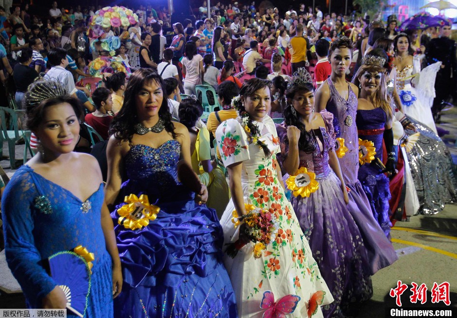 菲律宾庆祝“五月花节” 异装“佳人”盛装游行 