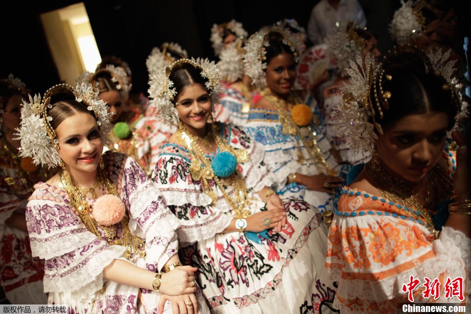 巴拿马传统绣花裙大赛翩翩靓影展异域风情